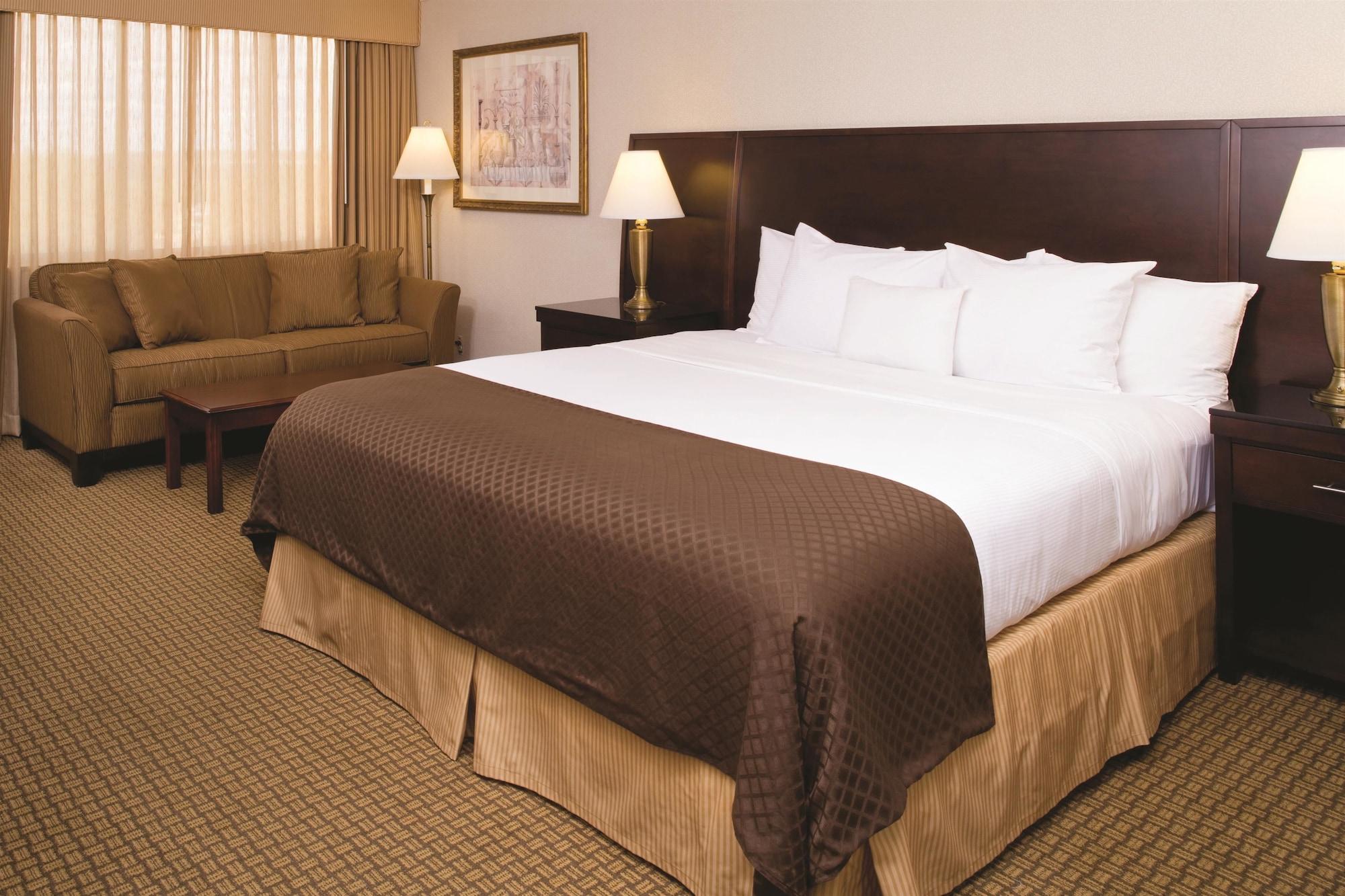 Wyndham Independence Hotel Room photo